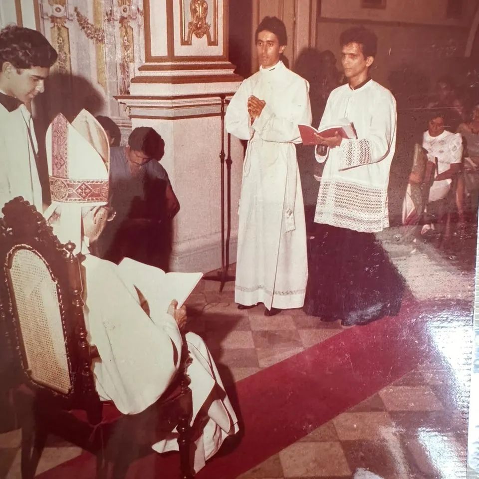 Há 40 anos, Pe. Luís Simões, nosso Pároco, se ordenou Diácono, pelas mãos, do então, Bispo Auxiliar, da Arquidiocese, D. Boaventura Klopemburg!Na ocasião o Pe Thadeu, foi o cerimoniário!